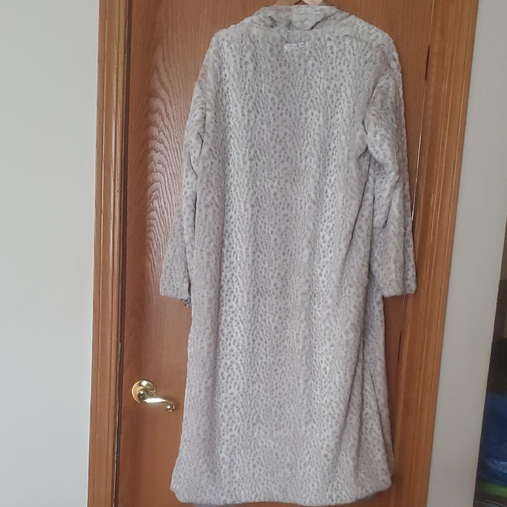 Giraffe at Home Gray Satin Robe - Picture 7 of 14